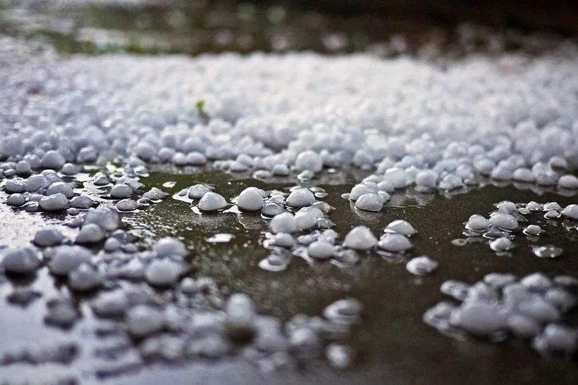 冰雹砸车后小坑怎么报保险公司,被冰雹砸了坑可以报保险吗