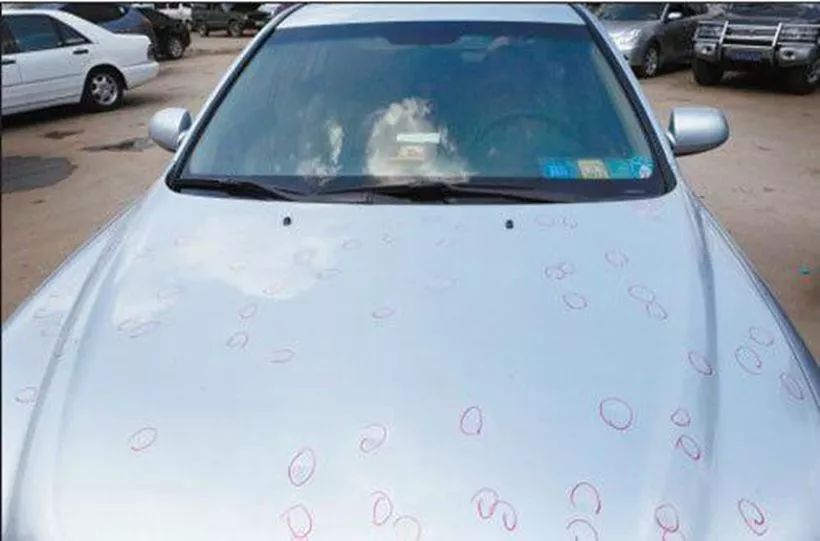 冰雹砸车后小坑怎么报保险公司,被冰雹砸了坑可以报保险吗