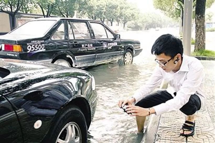 冰雹砸车后小坑怎么报保险公司,被冰雹砸了坑可以报保险吗