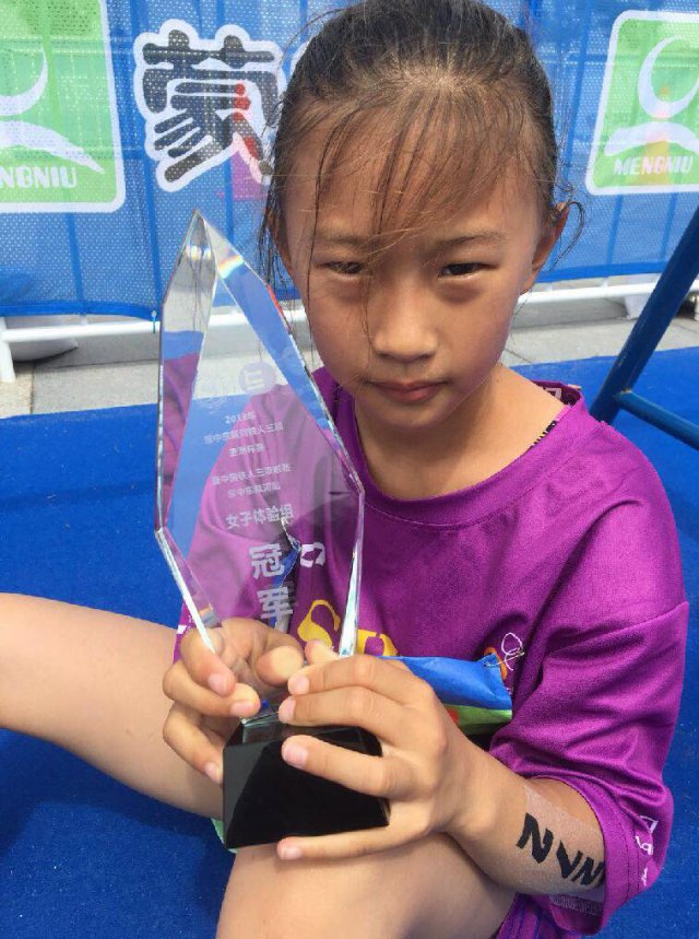 沈八岁女孩勇夺铁人三项赛冠军