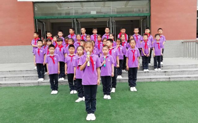 沈八岁女孩勇夺铁人三项赛冠军