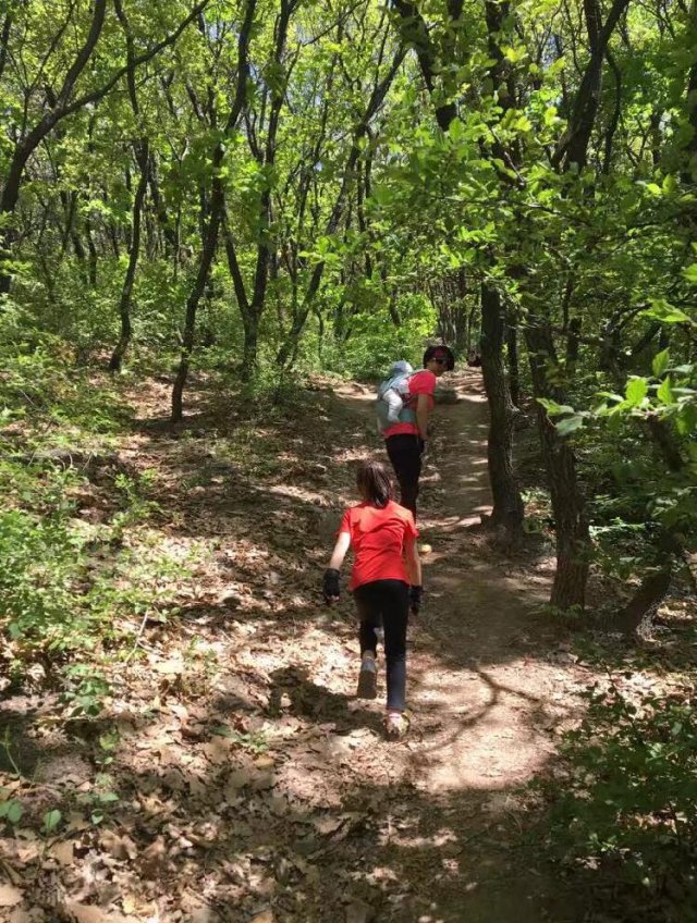沈八岁女孩勇夺铁人三项赛冠军