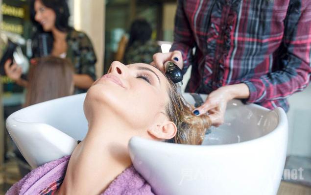 理发师戴手套洗头靠谱吗,理发店洗头戴手套顾客有反感吗