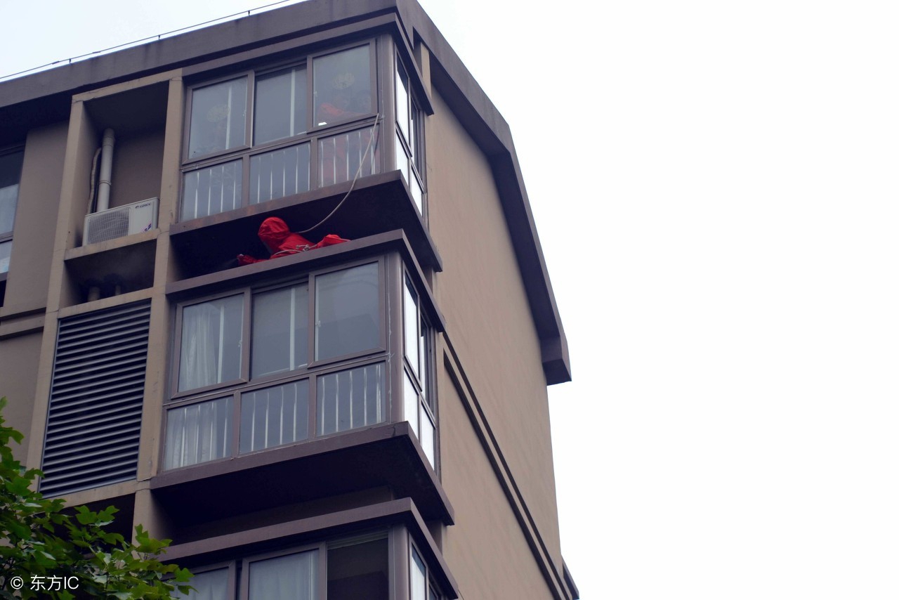 家庭装修阳台到底要不要封阳台,家住25楼阳台要不要封