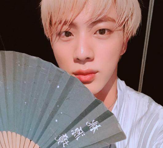 金硕珍推特晒扇子，“失主”李在焕前来认领，粉丝：跨团CP秀恩爱