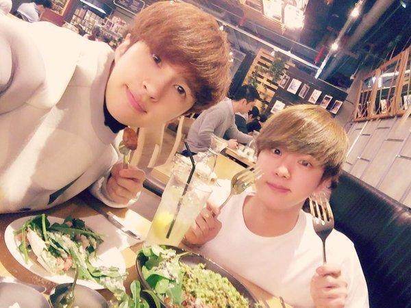 金硕珍推特晒扇子，“失主”李在焕前来认领，粉丝：跨团CP秀恩爱