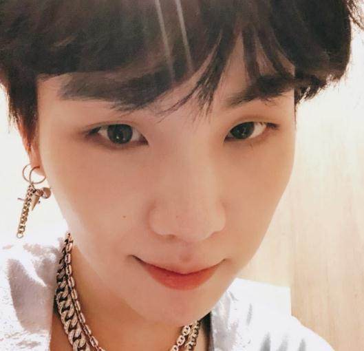 防弹自拍答谢粉丝,闵玧其变“猫猫脸”,朴智旻澄清“秃顶”谣言