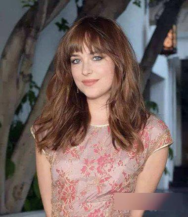 适合圆脸女生狗啃式短卷发,大脸圆脸狗啃式短发发型女