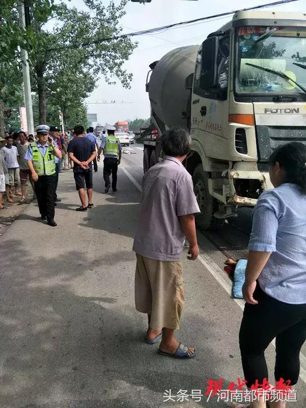 母子三人被大货车撞了,女子被大货车碾压身亡交通事故