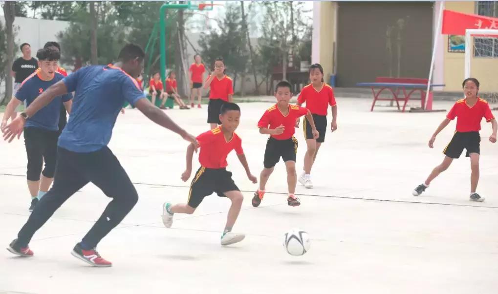 和梅西踢世界杯的球员,与梅西踢球