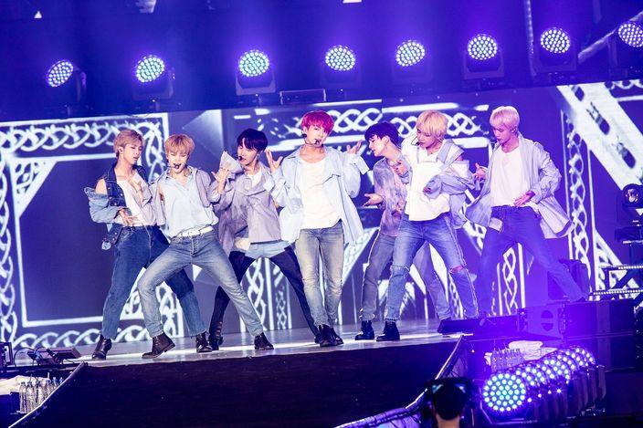 防弹少年团Jin台上捡好友舞台道具网上炫耀，偶像行为让粉丝发笑