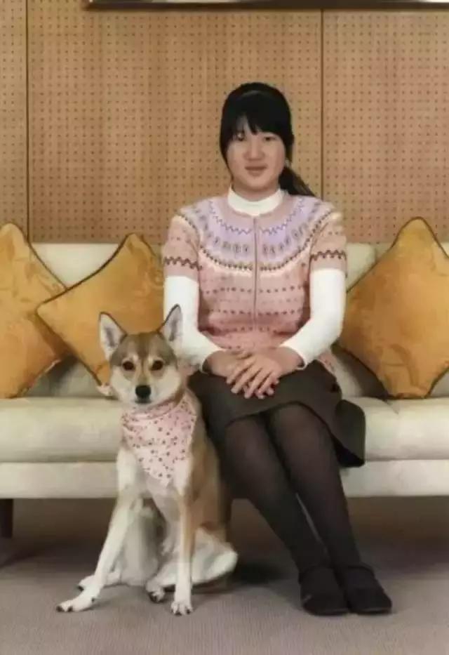 即便是靠血统混的公主圈,还是一个看脸的圈子啊