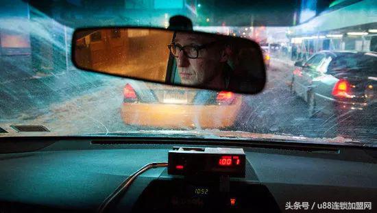 为什么出租车司机月收入那么高,同样是外卖小哥有的月入5万