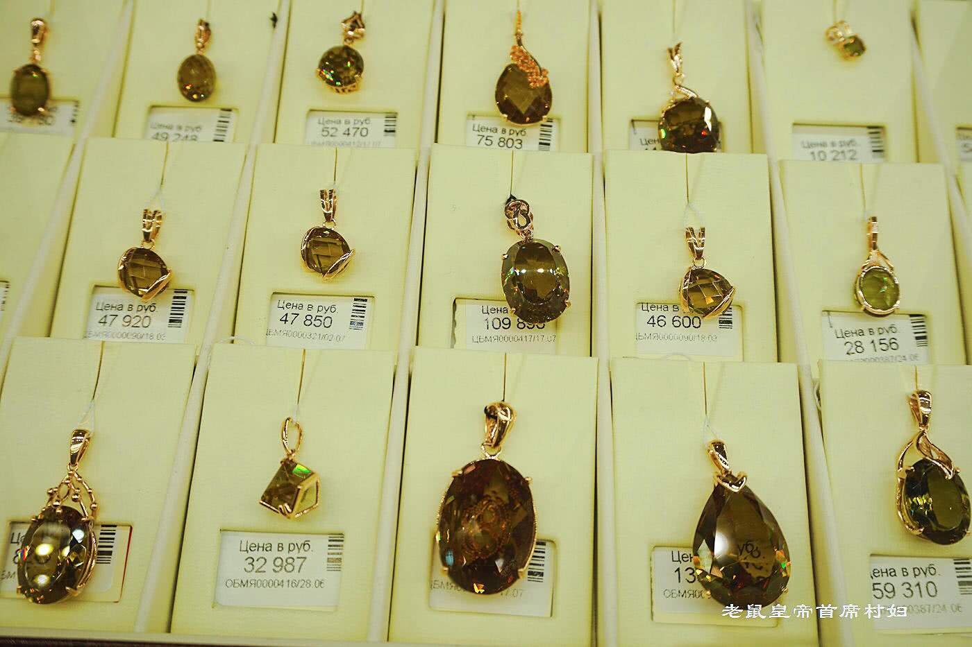 俄罗斯大妈都看不下去了:黑珠宝店只接待中国人,价格贵上天