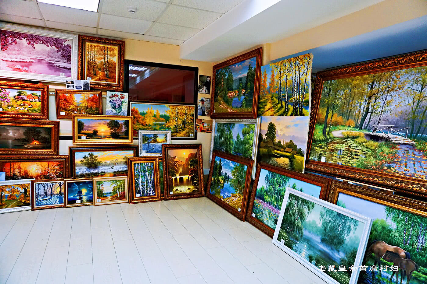 俄罗斯大妈都看不下去了:黑珠宝店只接待中国人,价格贵上天