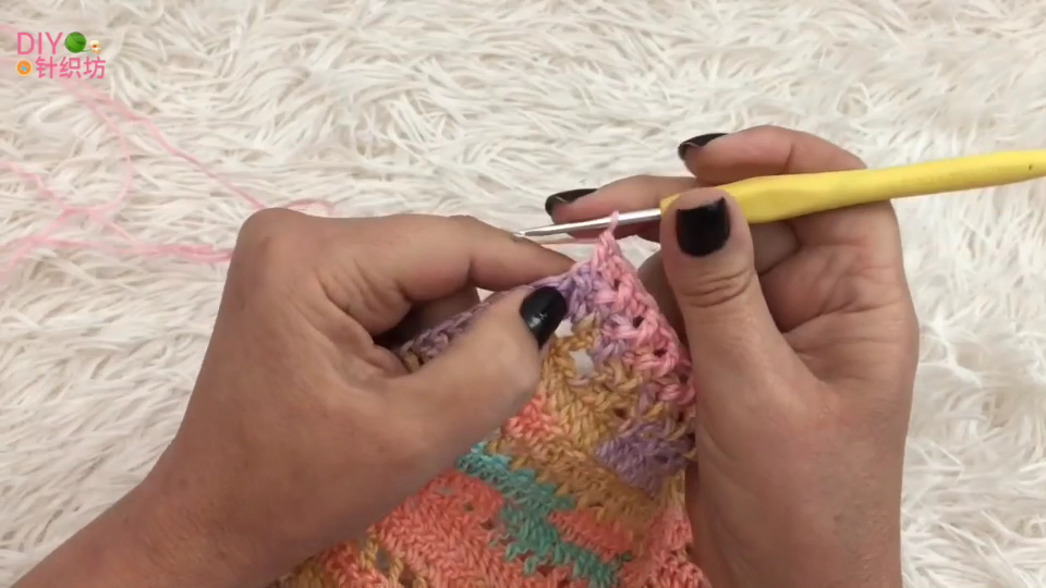 适合钩织宝宝冬季的背心材质,儿童彩虹马甲钩织教程女宝宝