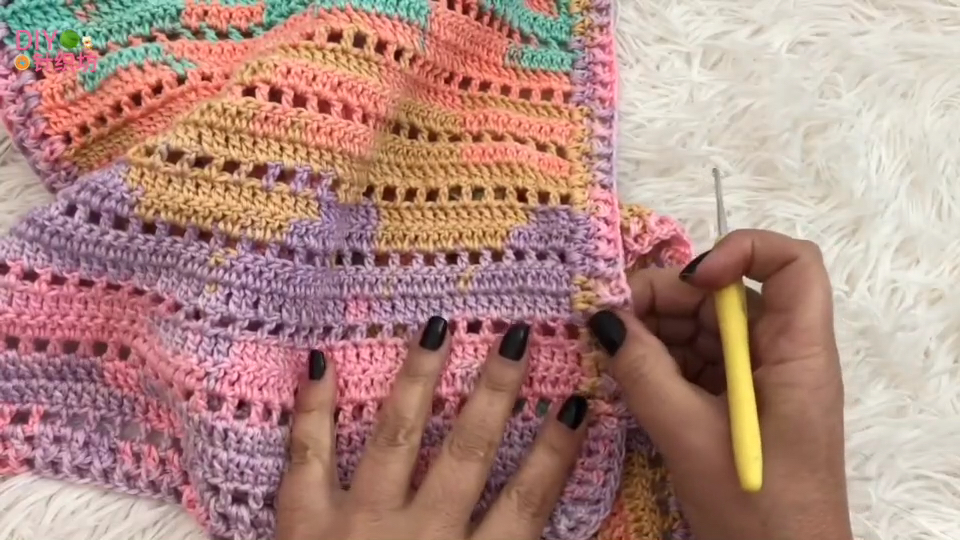 适合钩织宝宝冬季的背心材质,儿童彩虹马甲钩织教程女宝宝