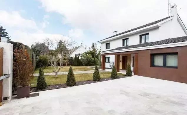 梅西c罗姆巴佩内马尔身价图,c罗内马尔梅西姆巴佩的豪宅