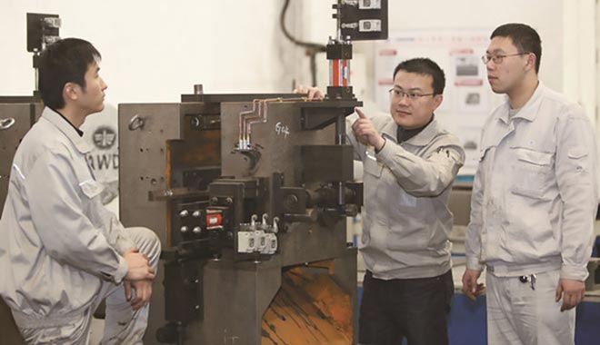 他的指纹几乎磨平只为练就“微米级”的触觉