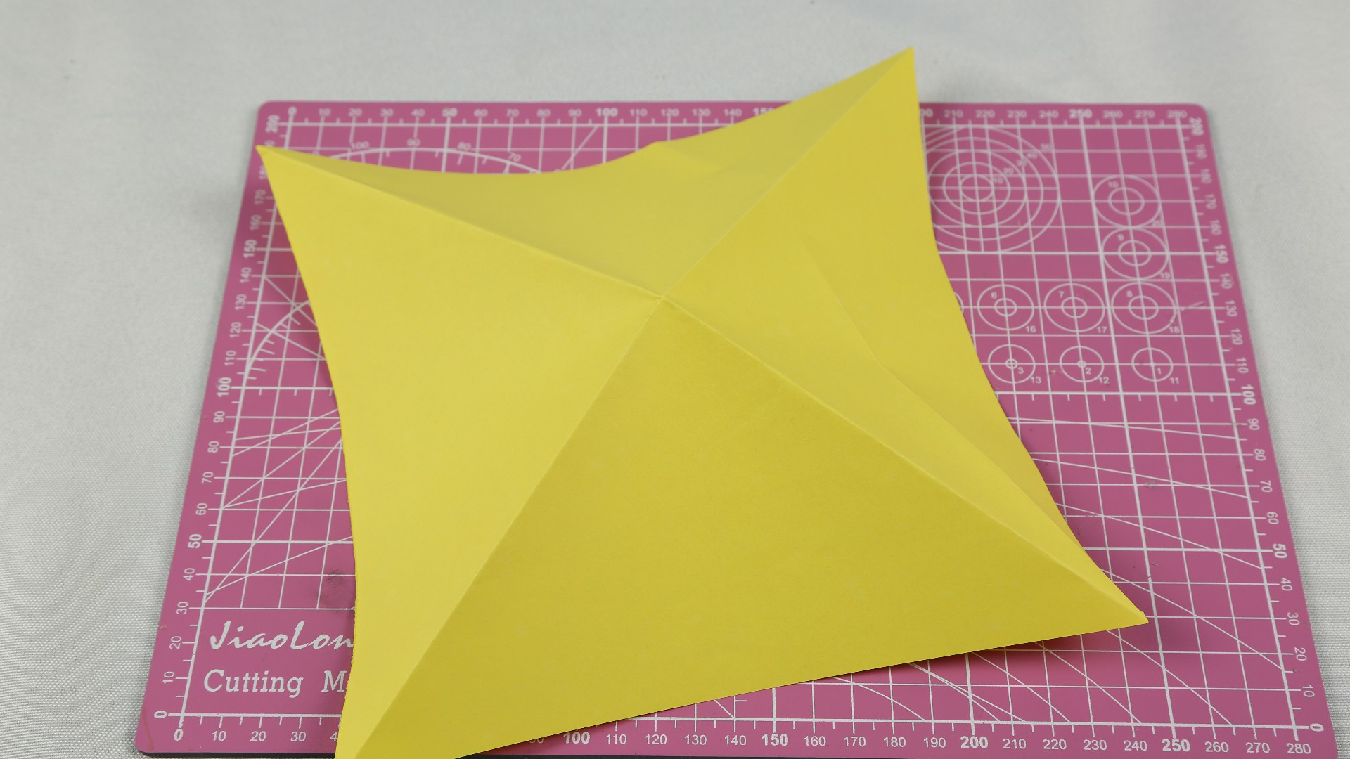 想要恐龙玩具,不用再去商场买了,姑娘教你巧用一张纸折出来