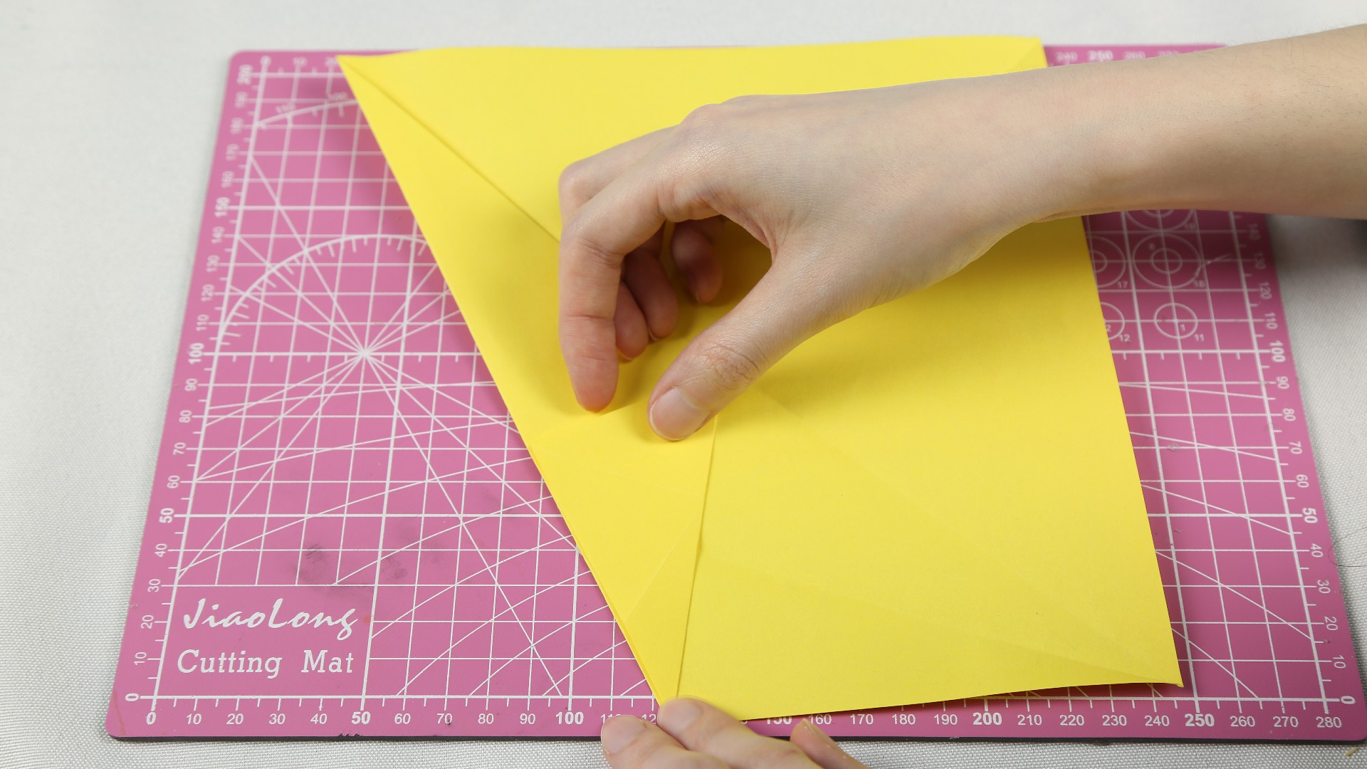 想要恐龙玩具,不用再去商场买了,姑娘教你巧用一张纸折出来