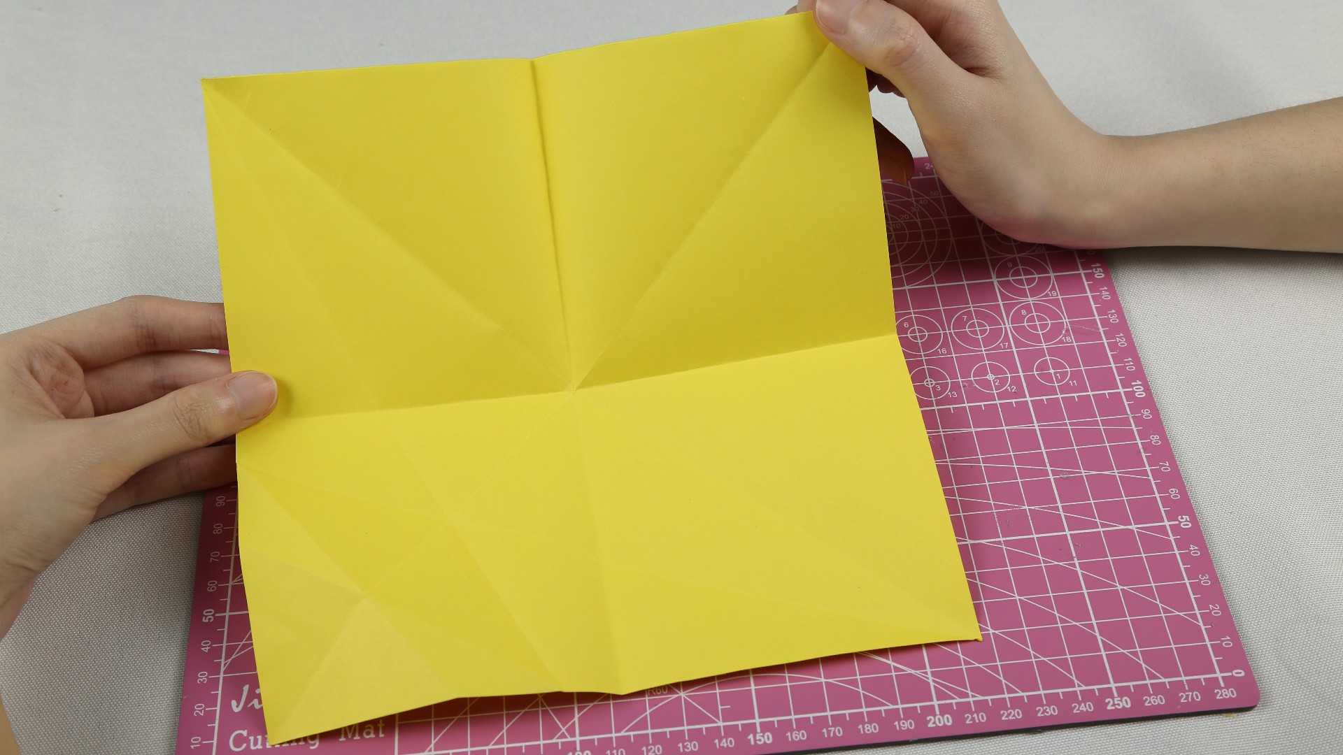 想要恐龙玩具,不用再去商场买了,姑娘教你巧用一张纸折出来