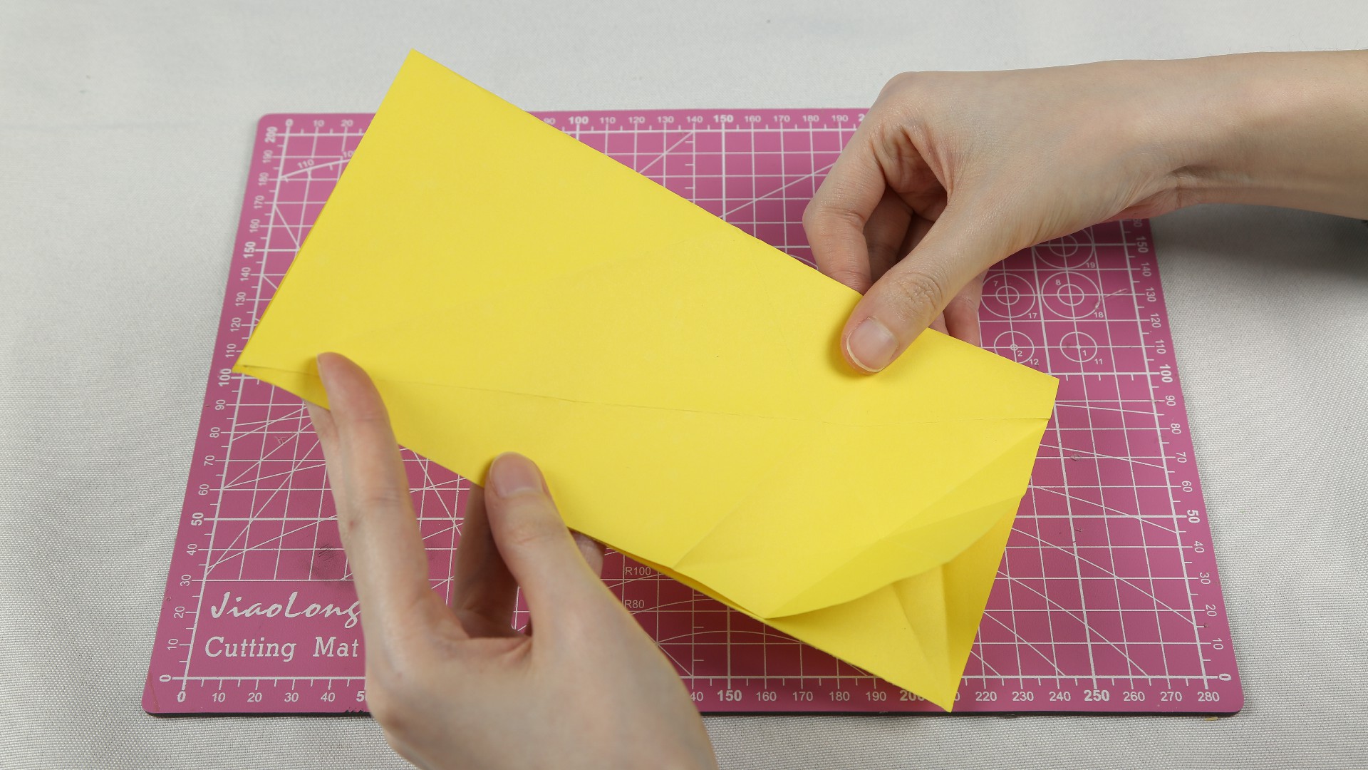 想要恐龙玩具,不用再去商场买了,姑娘教你巧用一张纸折出来