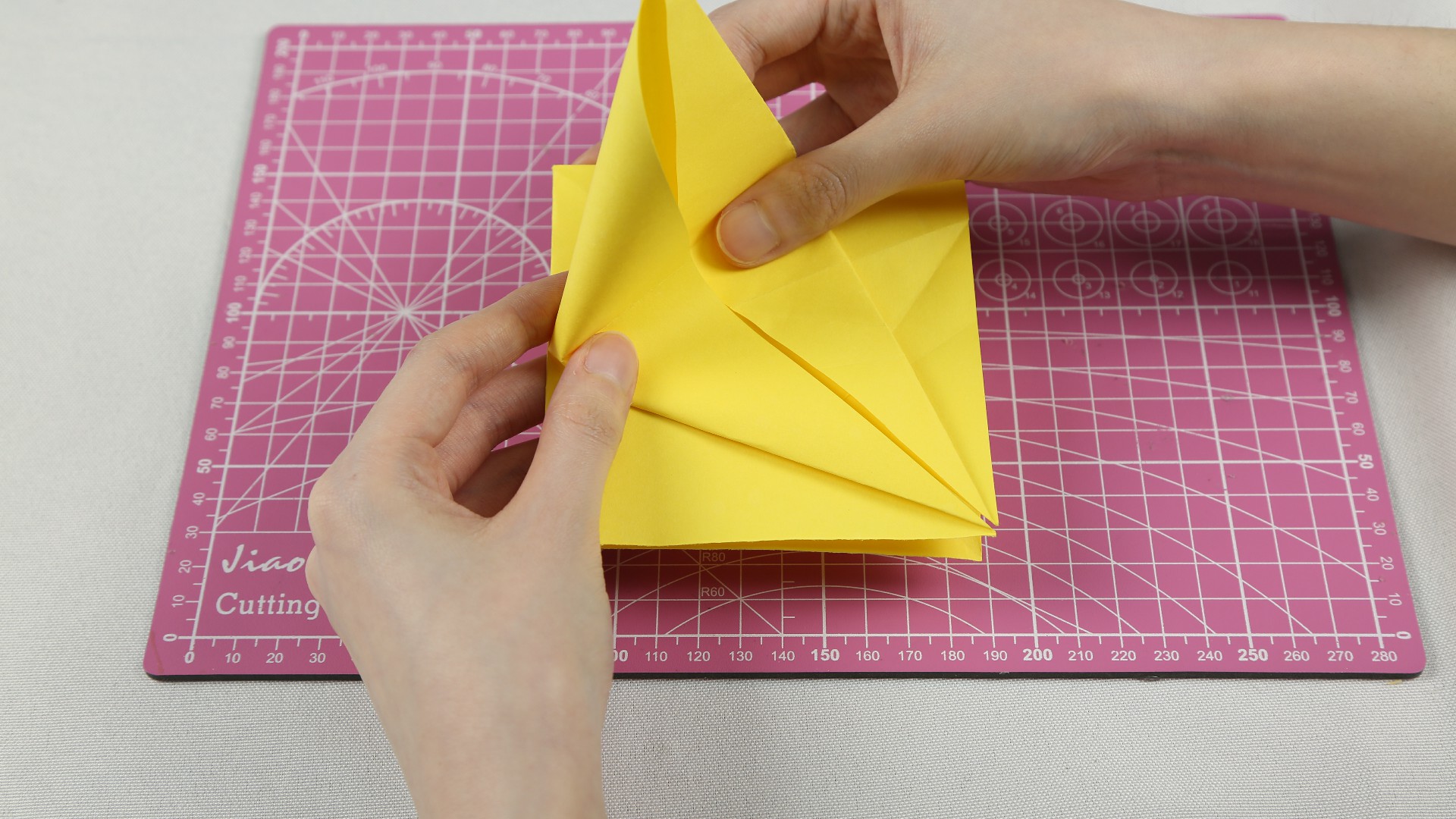 想要恐龙玩具,不用再去商场买了,姑娘教你巧用一张纸折出来