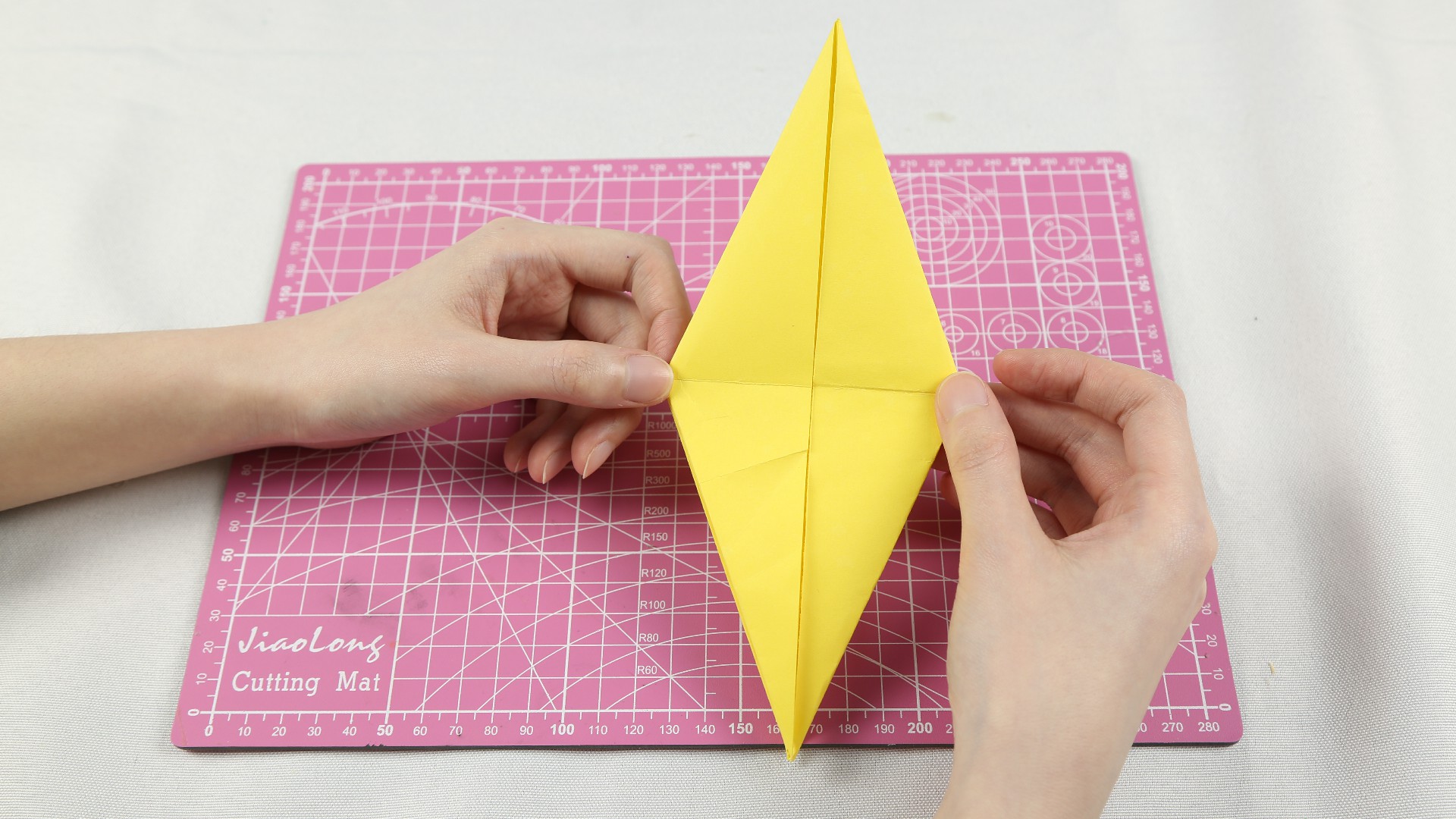 想要恐龙玩具,不用再去商场买了,姑娘教你巧用一张纸折出来