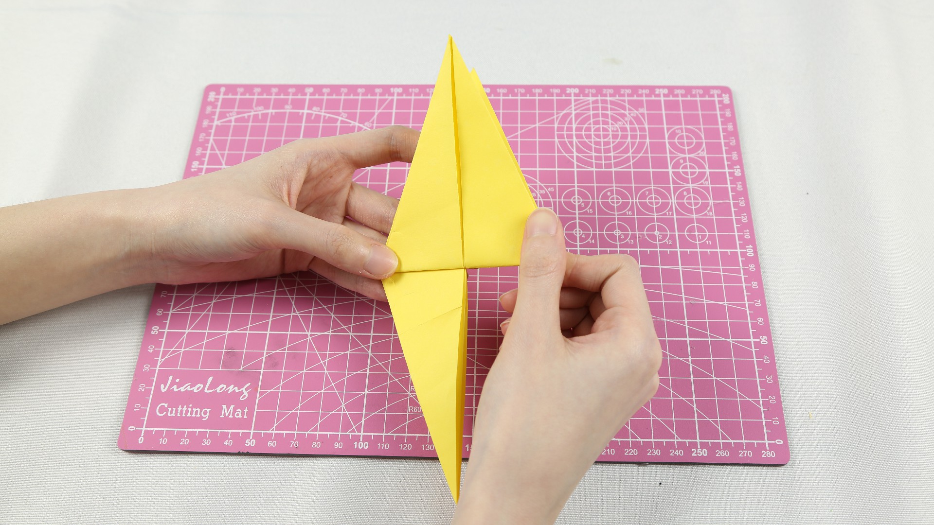 想要恐龙玩具,不用再去商场买了,姑娘教你巧用一张纸折出来