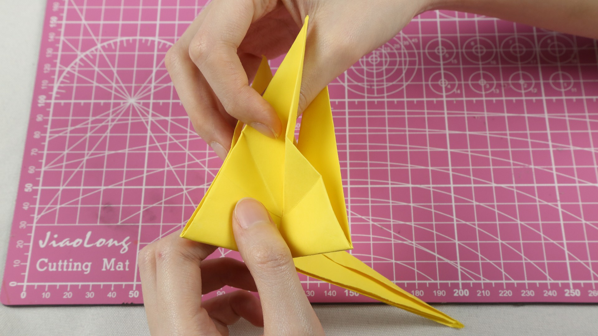 想要恐龙玩具,不用再去商场买了,姑娘教你巧用一张纸折出来