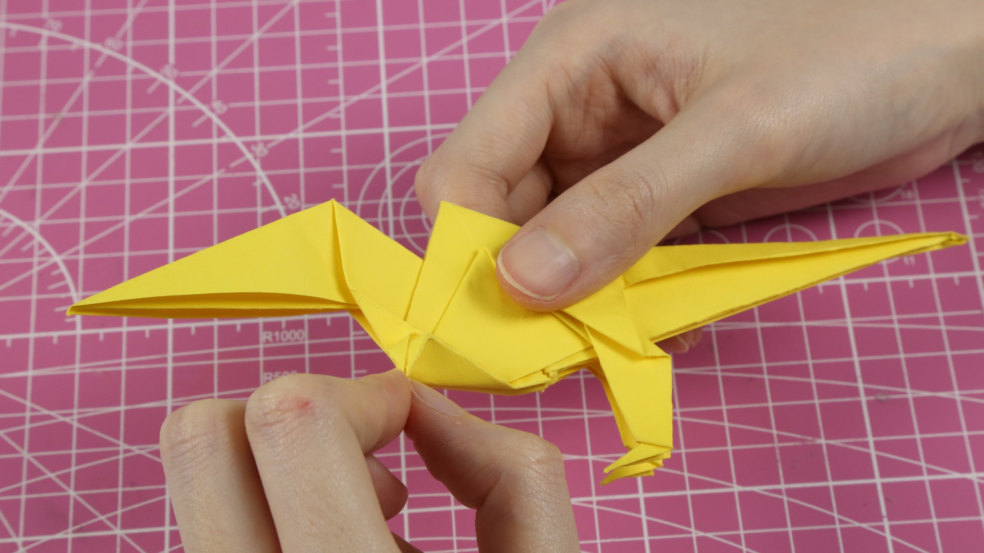 想要恐龙玩具,不用再去商场买了,姑娘教你巧用一张纸折出来