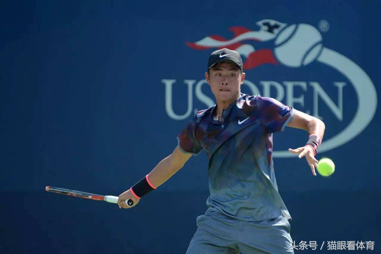 中国足球队对战日本的足球队,足球吊打越南