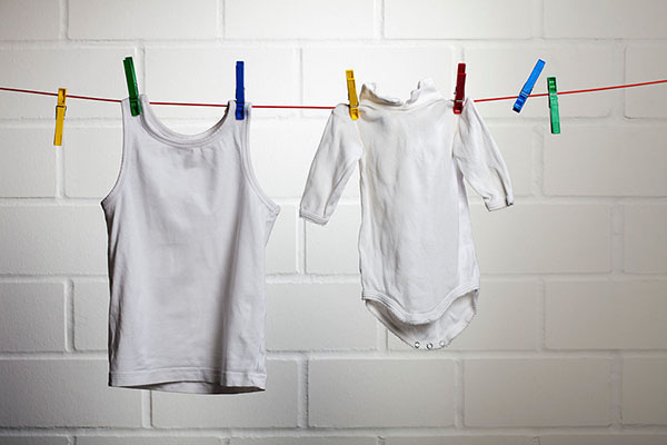 有颜色的衣服发霉了怎么洗掉霉斑,冬天的外套衣服发霉怎么洗掉霉斑