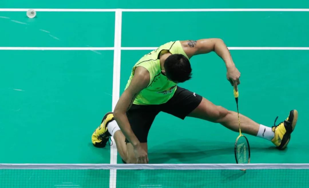 右膝关节软骨损伤怎么锻炼,膝关节软骨损伤2级严重吗