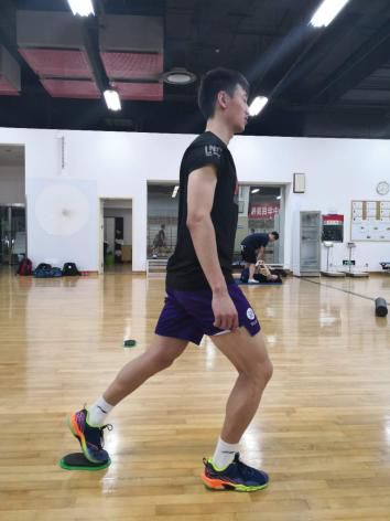 右膝关节软骨损伤怎么锻炼,膝关节软骨损伤2级严重吗