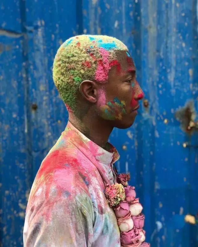 我的意中人会踏着七彩祥云来接我,我的意中人会踏着七彩祥云而来