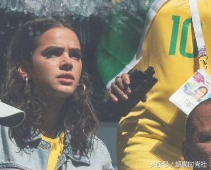 内马尔女友从贫民窟出身到巴西版“关晓彤”，她靠的可不是身材！