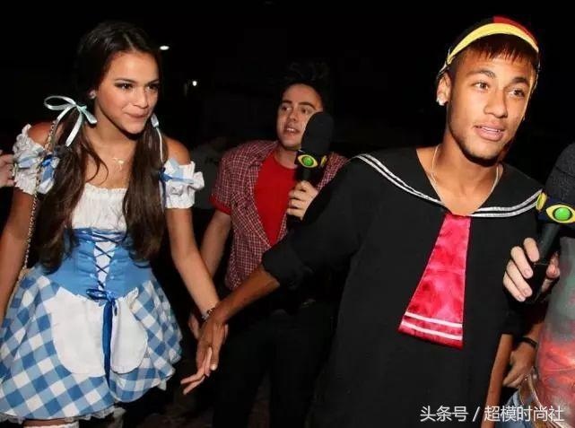 内马尔女友从贫民窟出身到巴西版“关晓彤”，她靠的可不是身材！