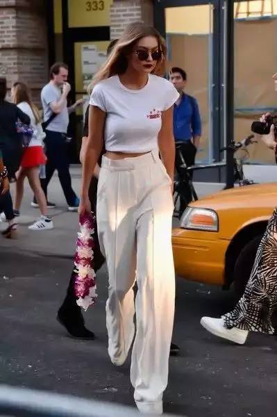 体恤的3种穿法,t恤搭配阔腿裤穿法