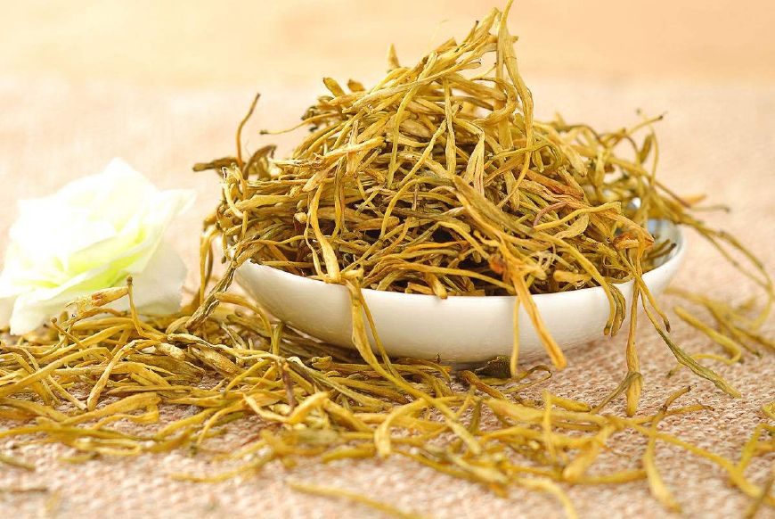 金银花一蒂二花，状如雄雌相伴，又似鸳鸯对舞，故有鸳鸯藤之称