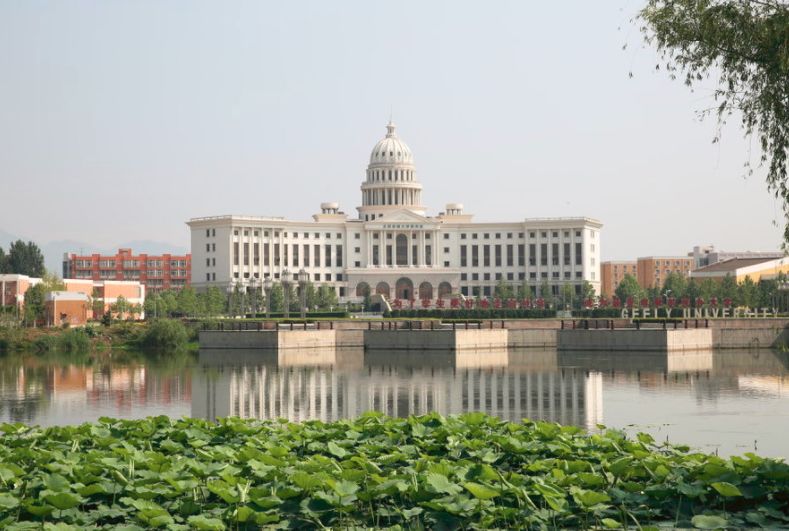 北京一所民办高校，名字听着很“吉利”，为升本科把大学降为学院