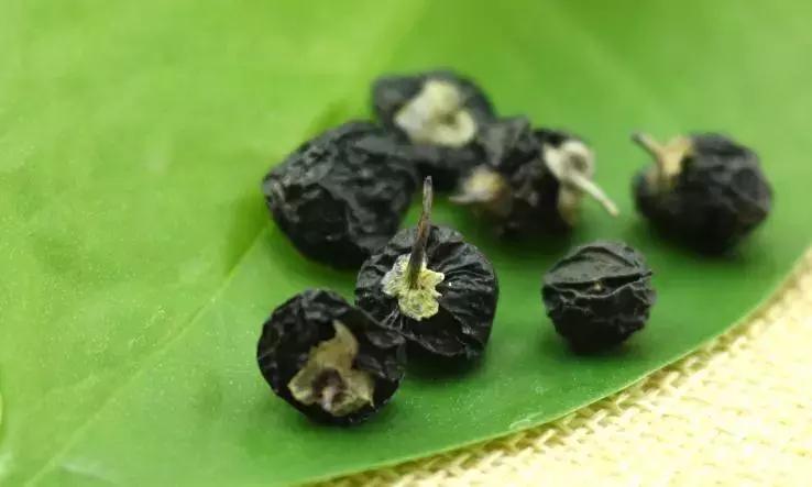 黑枸杞泡水颜色为什么会变淡,黑枸杞煮水后黑枸杞是什么颜色