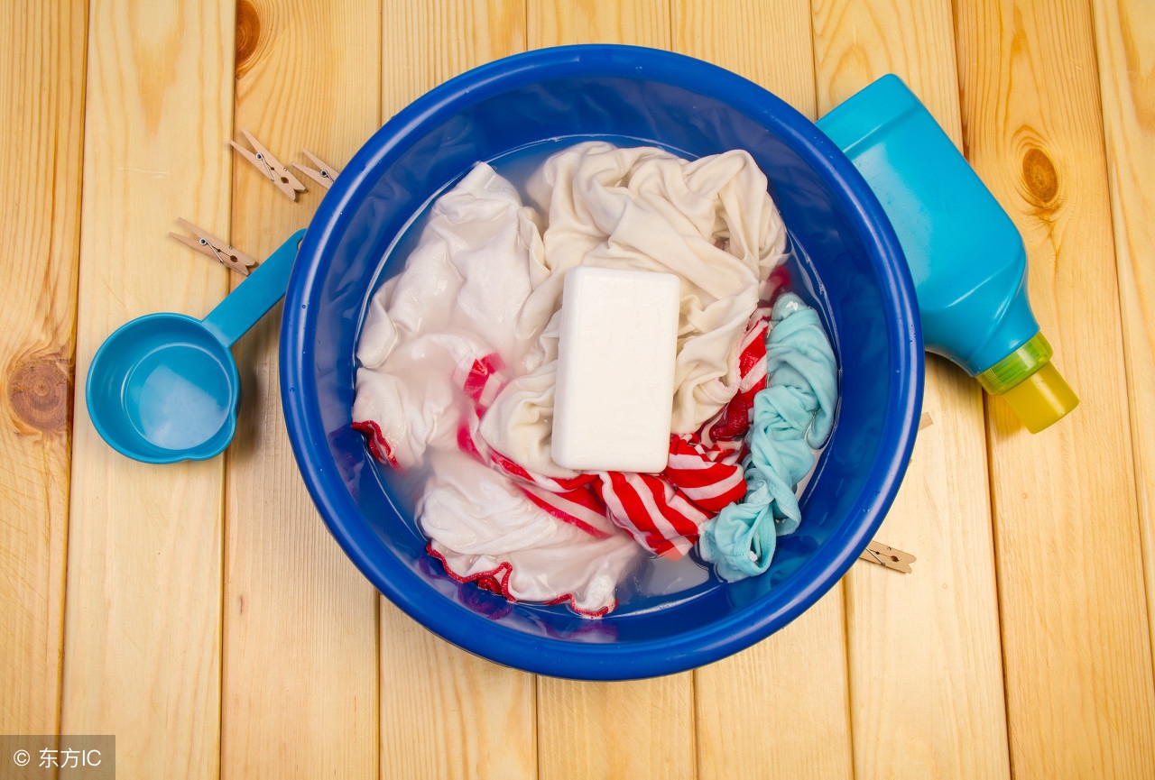 衣服放在洗衣机里馊了怎么补救,洗衣机把衣服烘黄了怎么处理