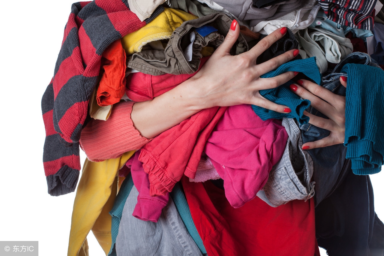 衣服放在洗衣机里馊了怎么补救,洗衣机把衣服烘黄了怎么处理