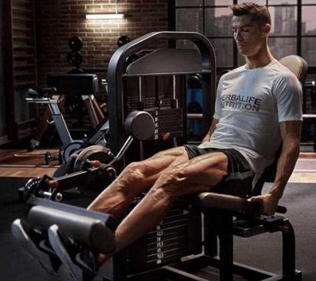 c罗从曼联的王子到老,c罗从小小罗到罗纳尔多