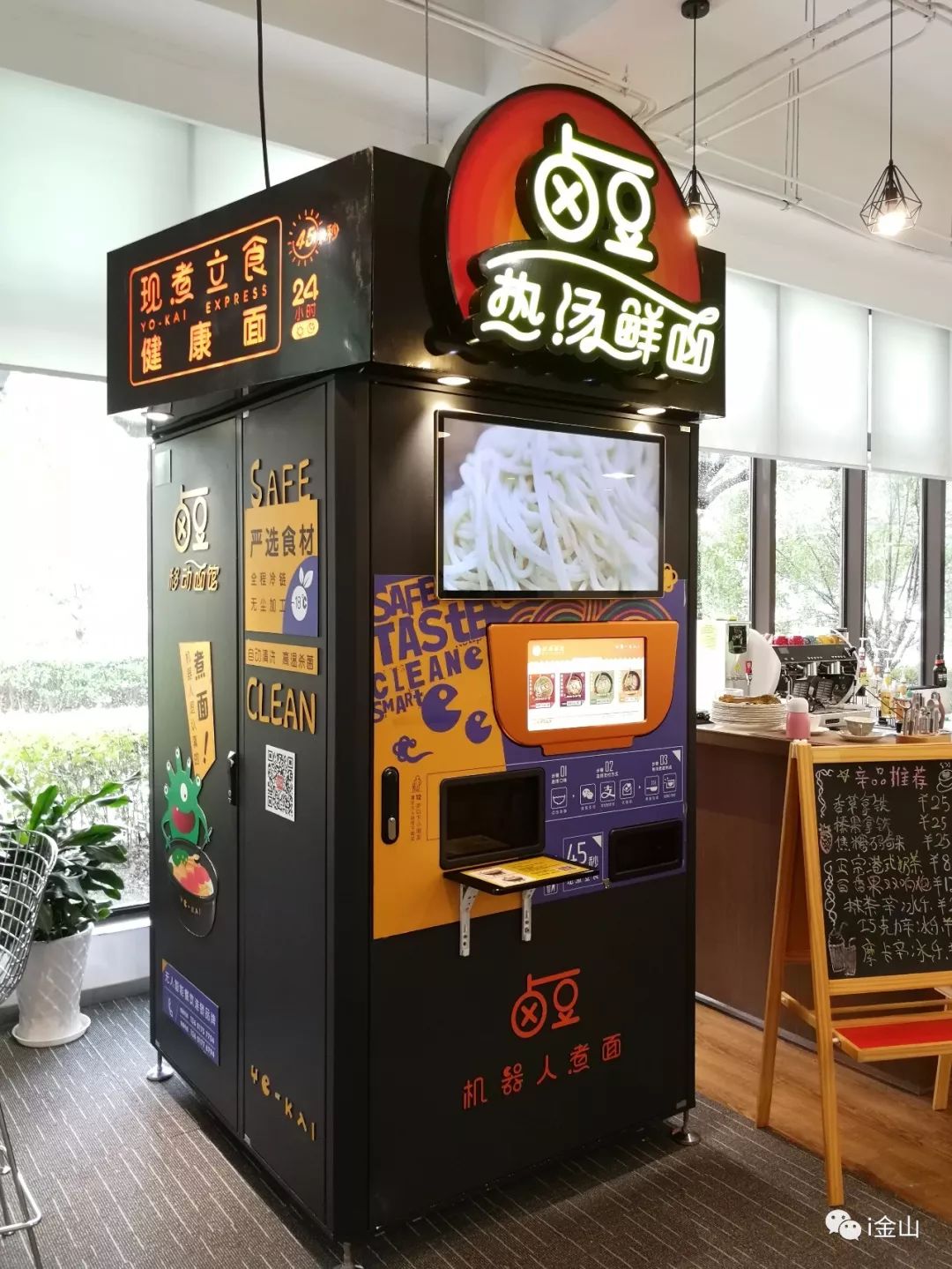 转发就有礼，现场抽奖嗨翻天！这样的特卖会你想参加吗？