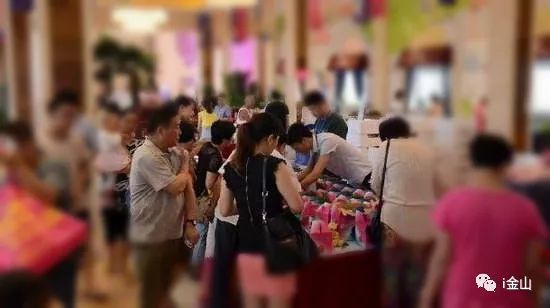 转发就有礼，现场抽奖嗨翻天！这样的特卖会你想参加吗？