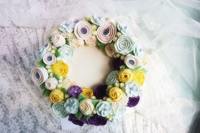 红色奶油霜裱花玫瑰蛋糕,裱花学徒练习用的奶油霜