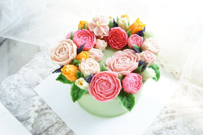 红色奶油霜裱花玫瑰蛋糕,裱花学徒练习用的奶油霜